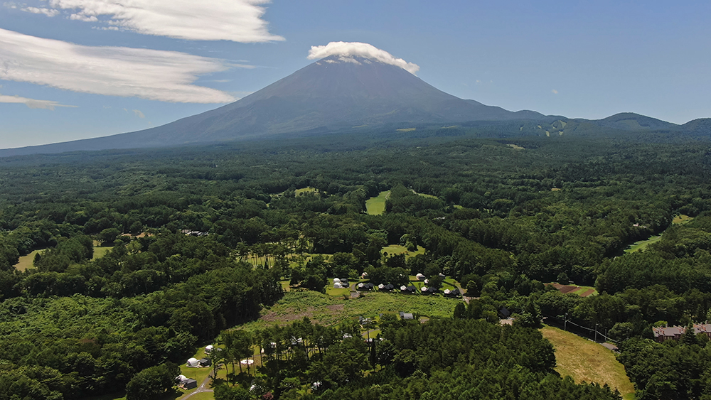 グランピングヴィレッジ富士河口湖と富士山の空撮