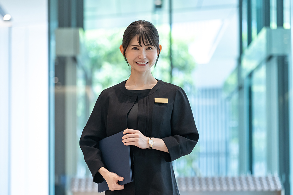 コンシェルジュ風の女性が微笑む様子