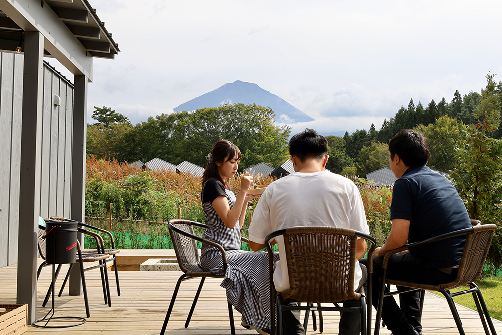 BBQテラスで男女3名が食事をしている様子