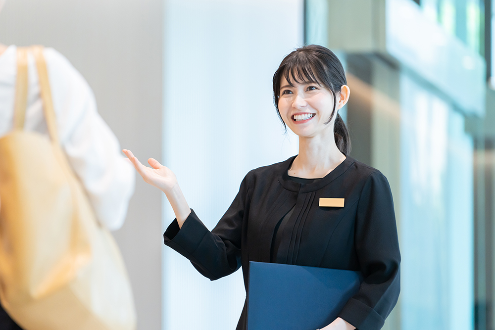 お客様をご案内するホテルコンシェルジュの女性